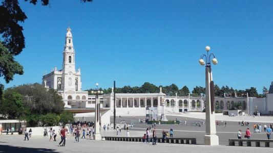 people in the square in Fátima