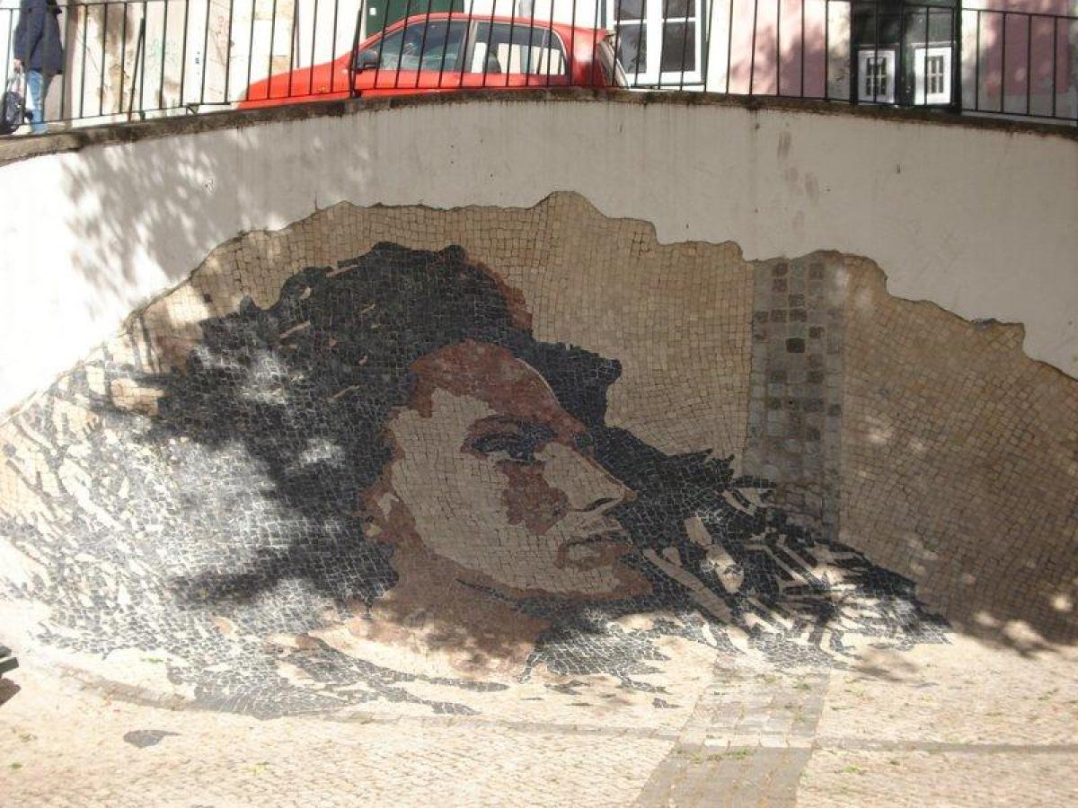 Amalia VIHLS street art in Lisbon