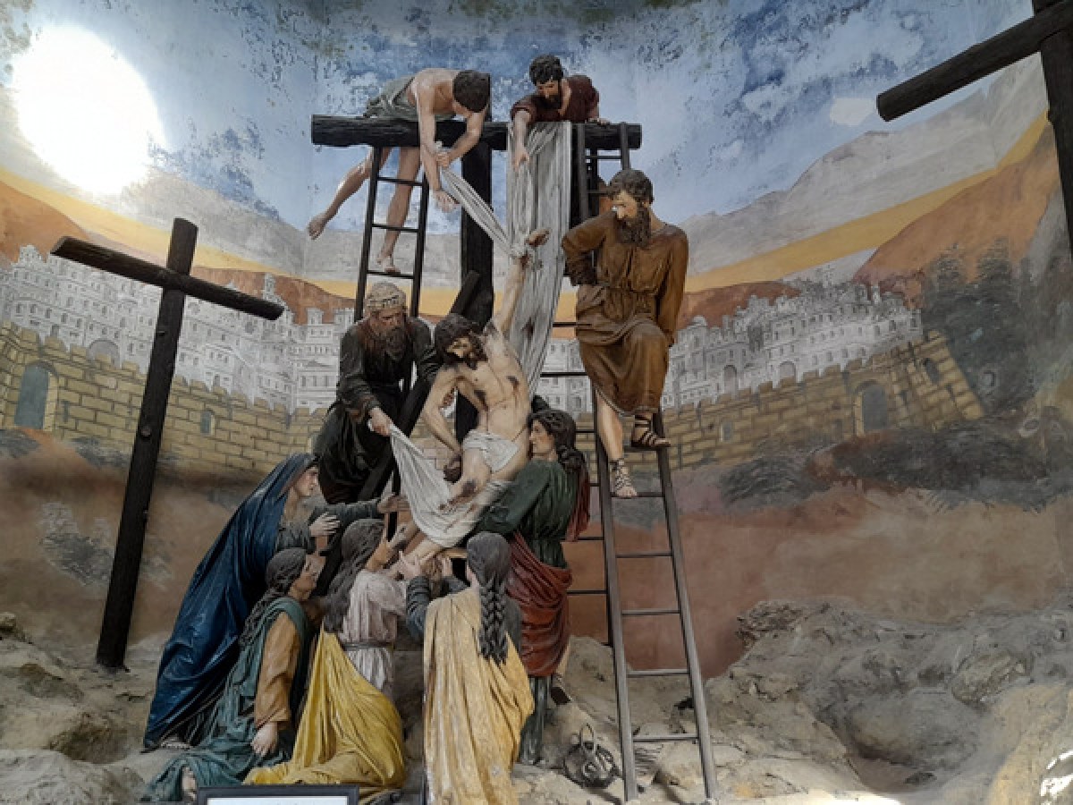 A cave statue of Jesus on the cross, featured in a Braga small group tour,