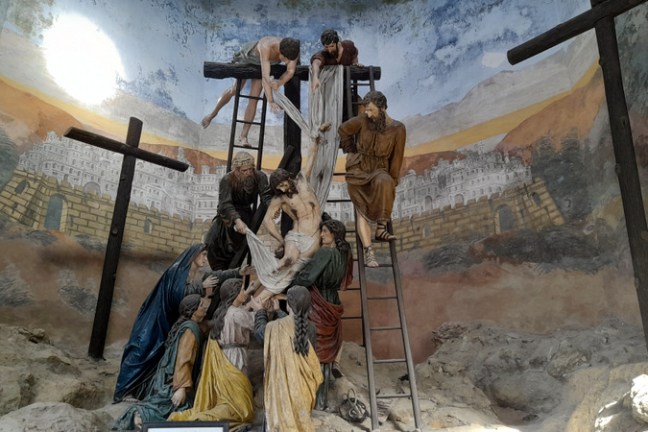A cave statue of Jesus on the cross, featured in a Braga small group tour,