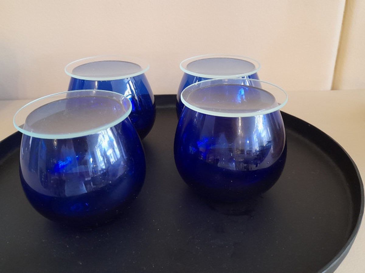 special blue glasses to drink olive oil