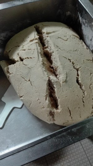 The dough is left for 30 minutes to rest.