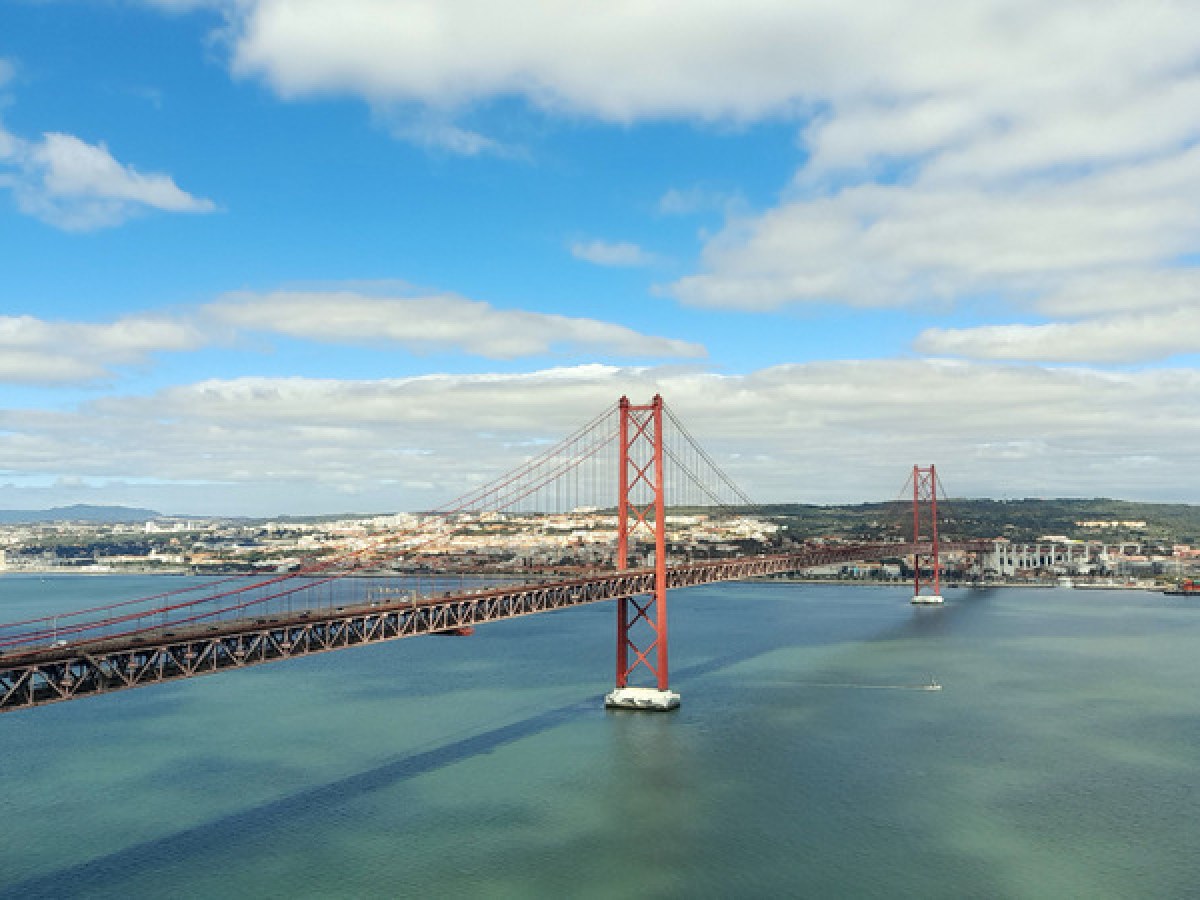 A stunning view of the Ponte 25 de Abril bridge stretching over the Tagus River.