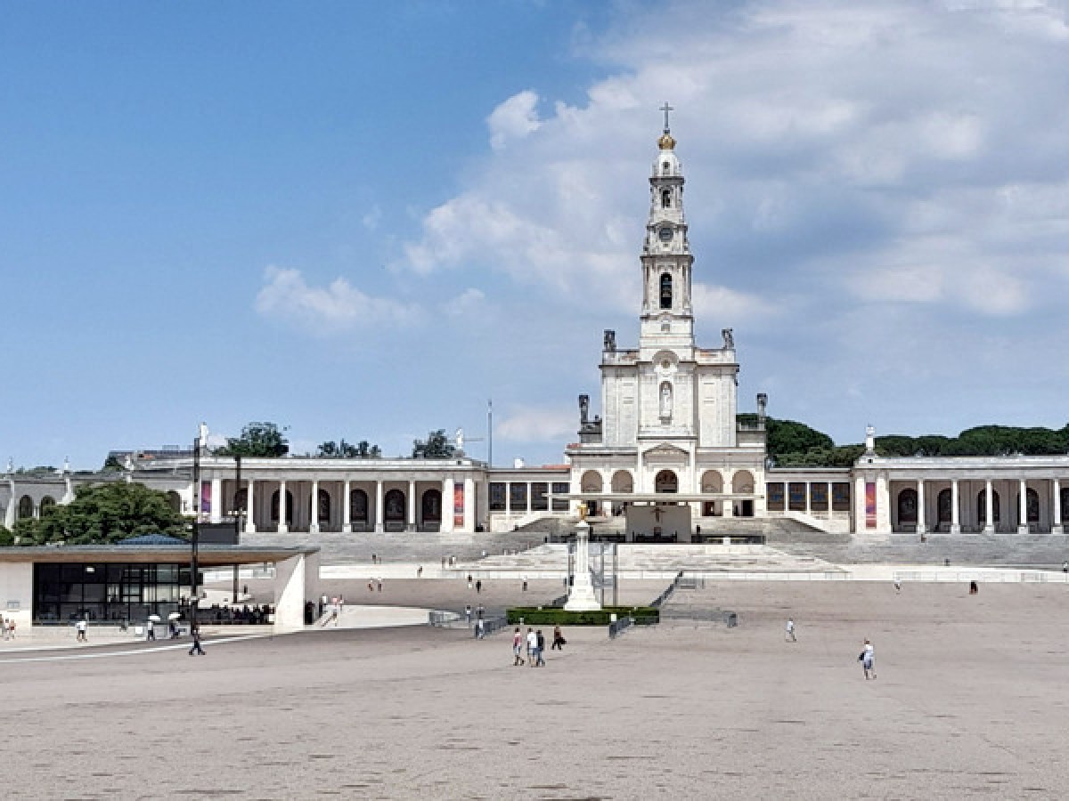 Stunning 360-degree view of a church, experienced on a half-day private tour of Fatima from Lisbon.