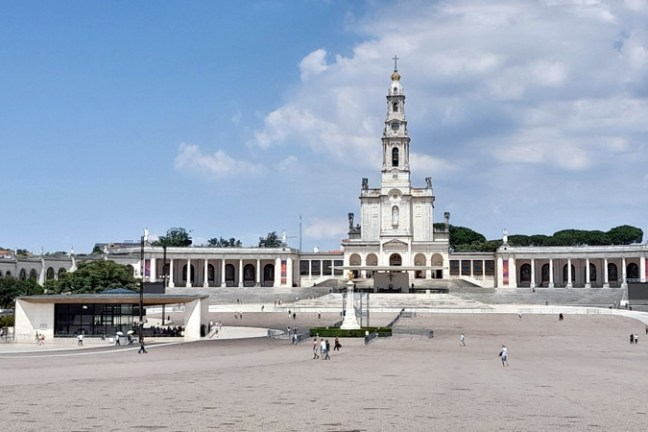 Stunning 360-degree view of a church, experienced on a half-day private tour of Fatima from Lisbon.