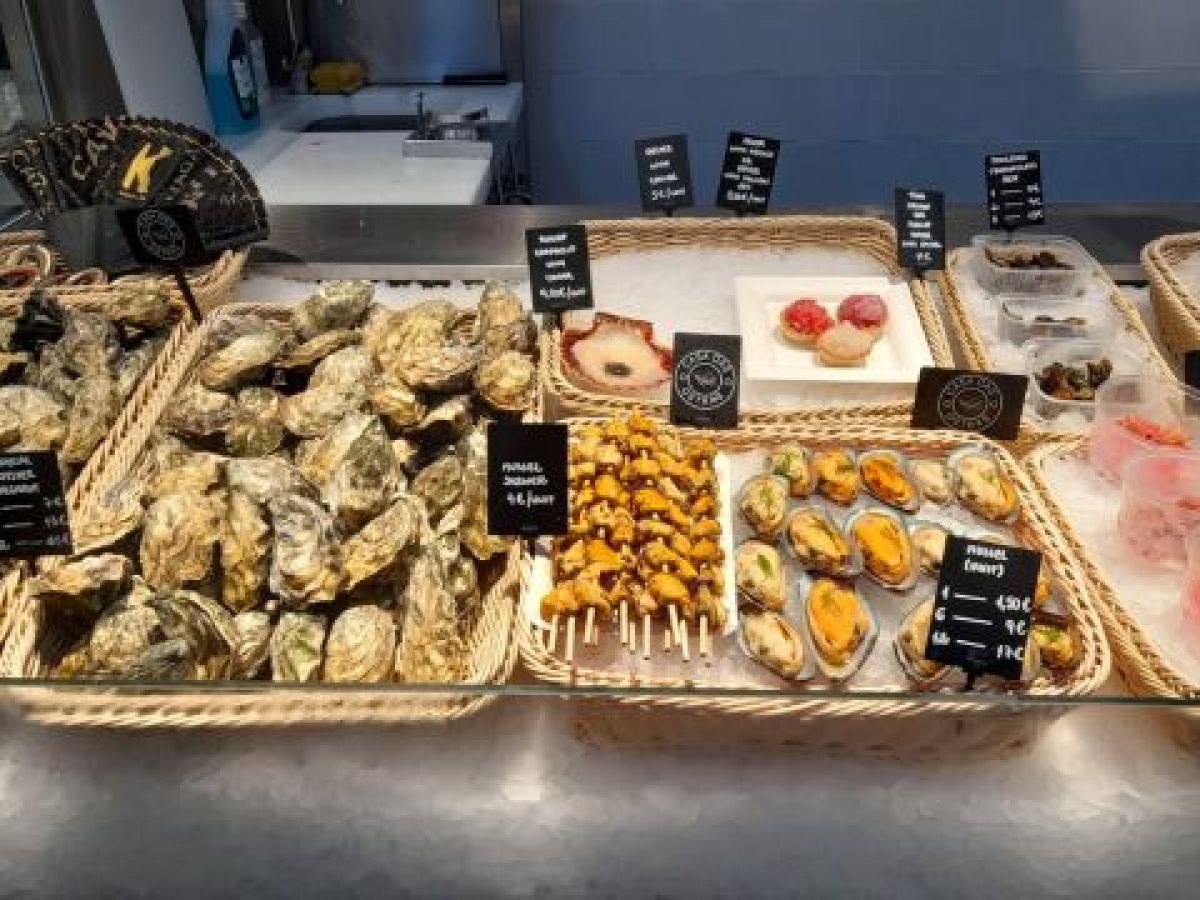 Secret food spots Portugal farm market