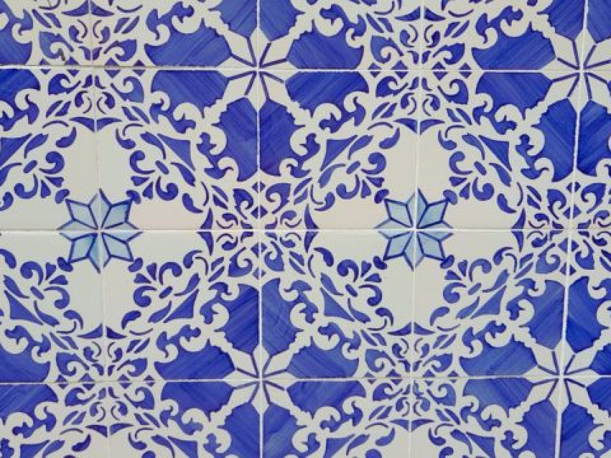 Blue and white tile pattern featuring floral designs, showcasing traditional Portuguese artistry during your tours.